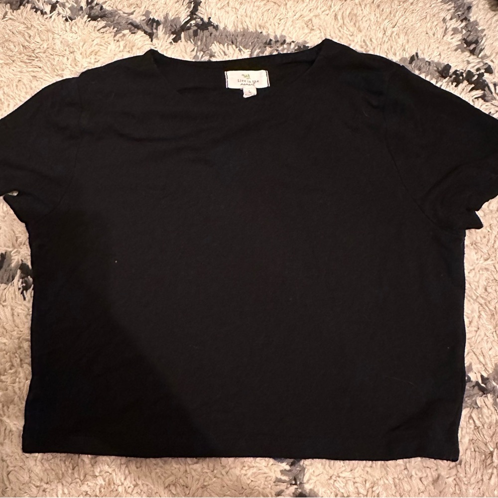Size Large - black cropped tshirt
